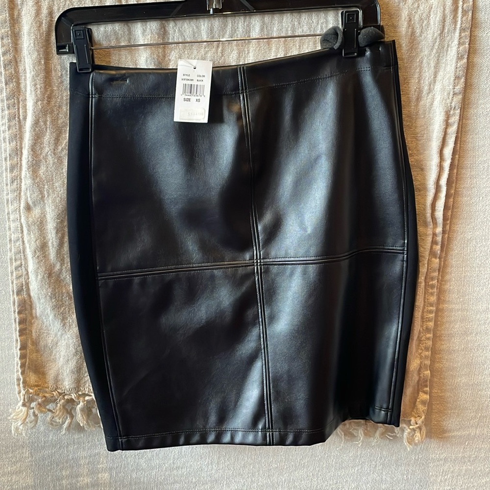 Skirt by Saks Fifth Avenue. Faux leather front and fabric back. Never worn l. XS